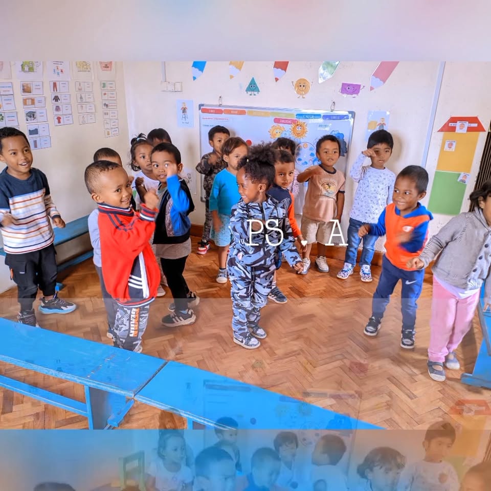 👉Voici un résumé des principaux domaines d'apprentissage en maternelle :

1. Le langage à l'oral et à l'écrit :

Développement de la communication orale : compréhension et expression.

Initiation à...