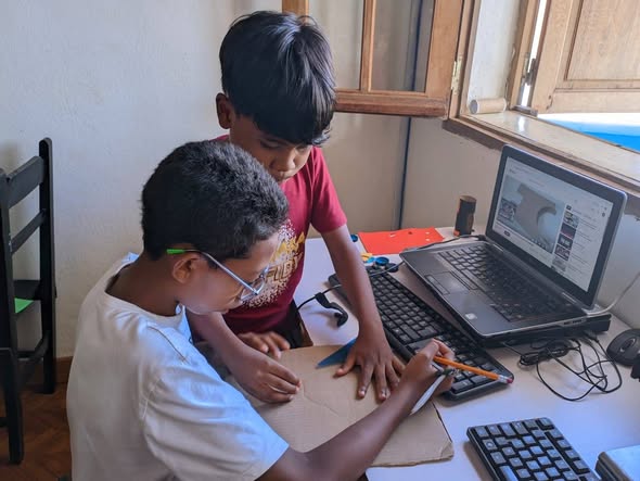 📸 Voici un aperçu des élèves de secondaire en pleine préparation de leur projet de classe ! 🎨♻️💻 Ce projet innovant combine créativité, recyclage et technologie, montrant ainsi leur engagement à cr...