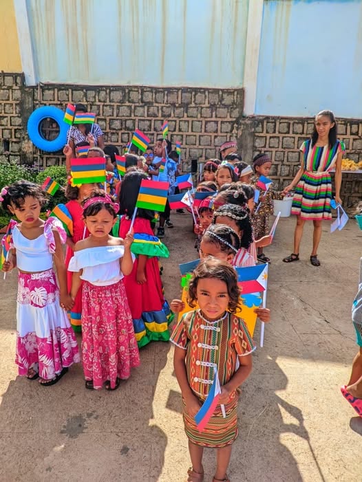 👉Aujourd'hui, nous avons célébré un carnaval exceptionnel sur le thème des Îles ! 🌴 Un carnaval différent des autres, car cette fois, nous avons quitté l'enceinte de l'école pour vivre cette belle ...