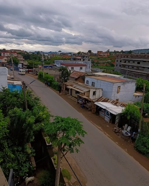 😂🌧️ Moi, à ma fenêtre… 🌧️😂

En pleine réflexion, en regardant ce ciel qui fait le malin 🤔☁️
Après échange avec le chef ZAP :
➡️ L’école reprend demain, jeudi, jusqu’à nouvel ordre ☺️🤗

MAIS…
🌦️ La ...